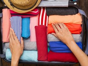 چینش لباس برای بستن چمدان