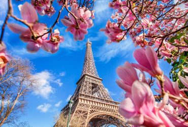 برج ایفل در فصل بهار